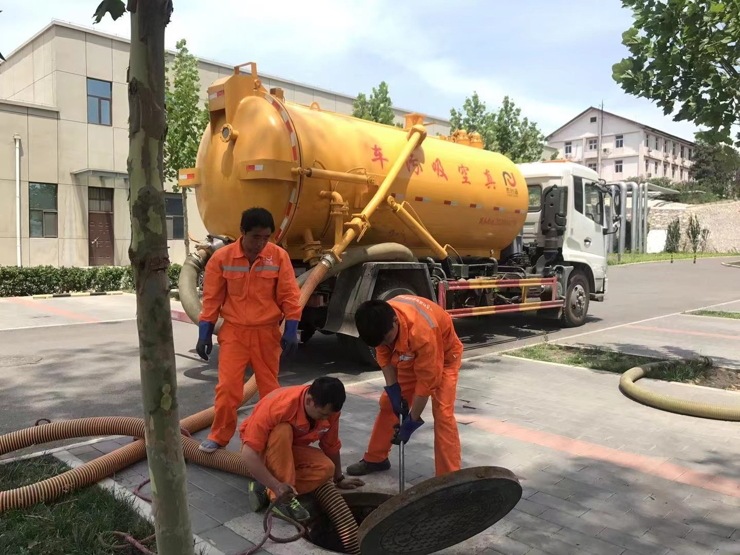 德格管道疏通车停在窨井附近