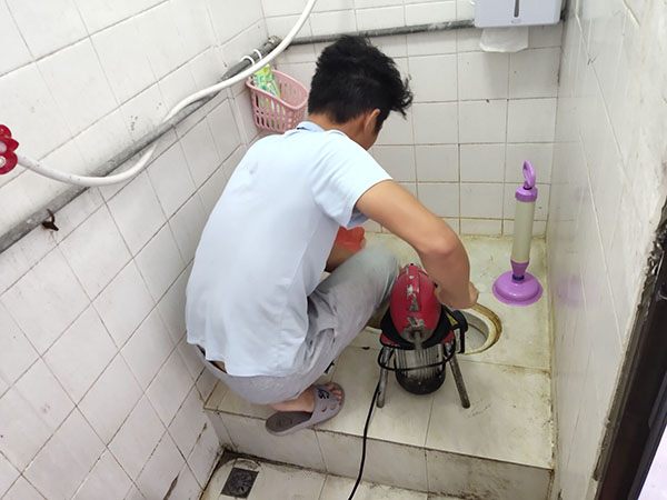 德格管道堵塞冒臭气 专业师傅现场解决问题