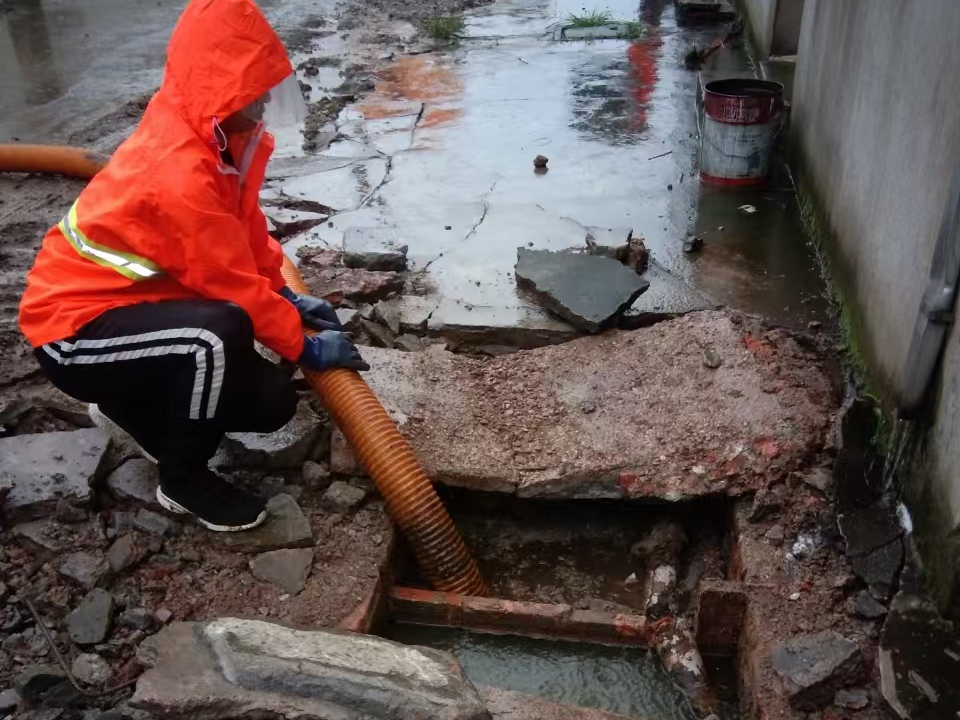 德格专业清理污水池 炜誉市政以规范流程守护城市 “肠道”